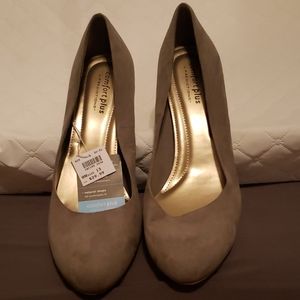 Light green rounded tip heels sz 13
